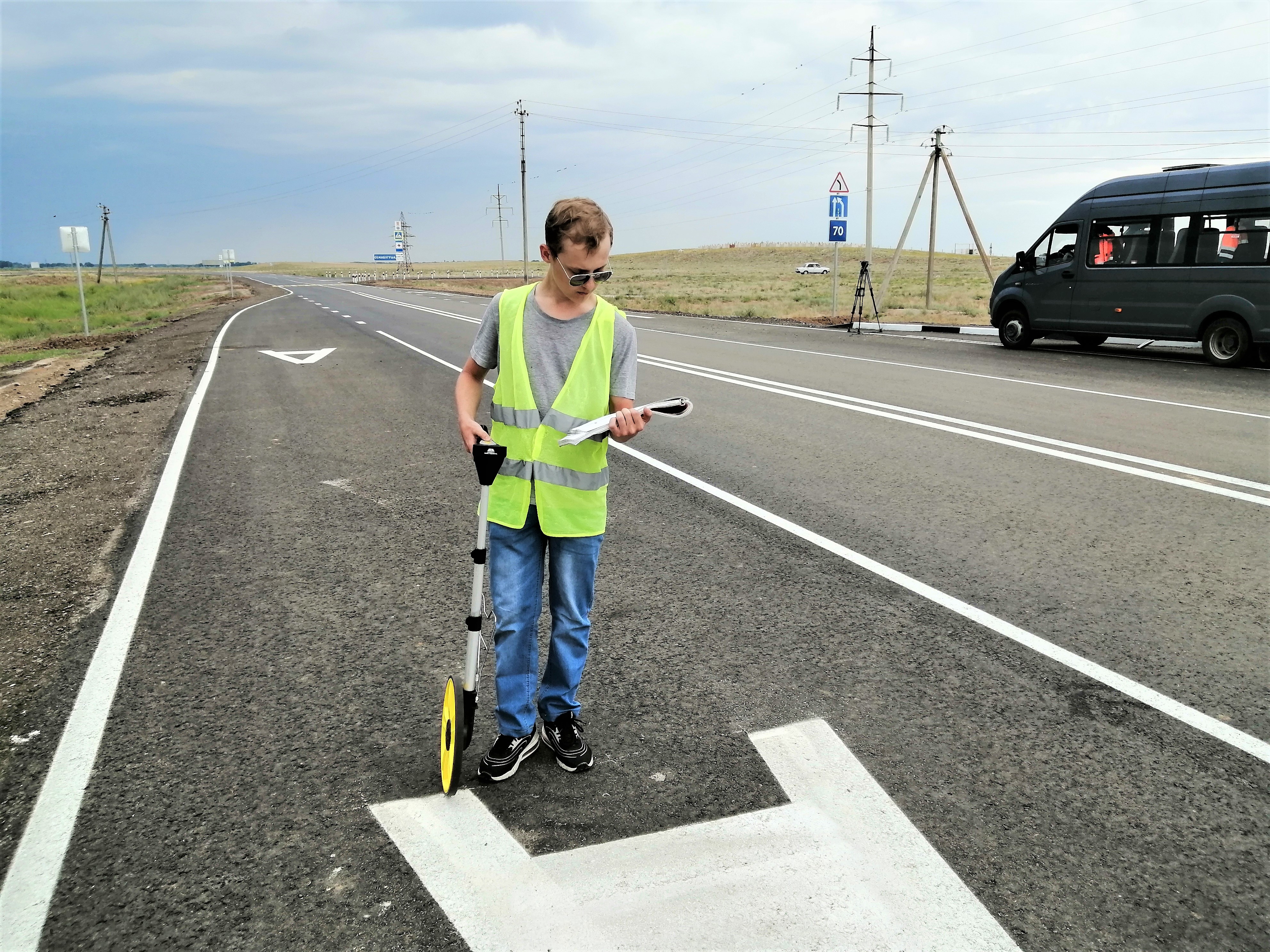 Student road. Студенты Астраханского автодорожного. Студенты дороги. Испытания дорог. Проверка дорог.